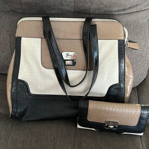 Guess Leather purse w/matching wallet